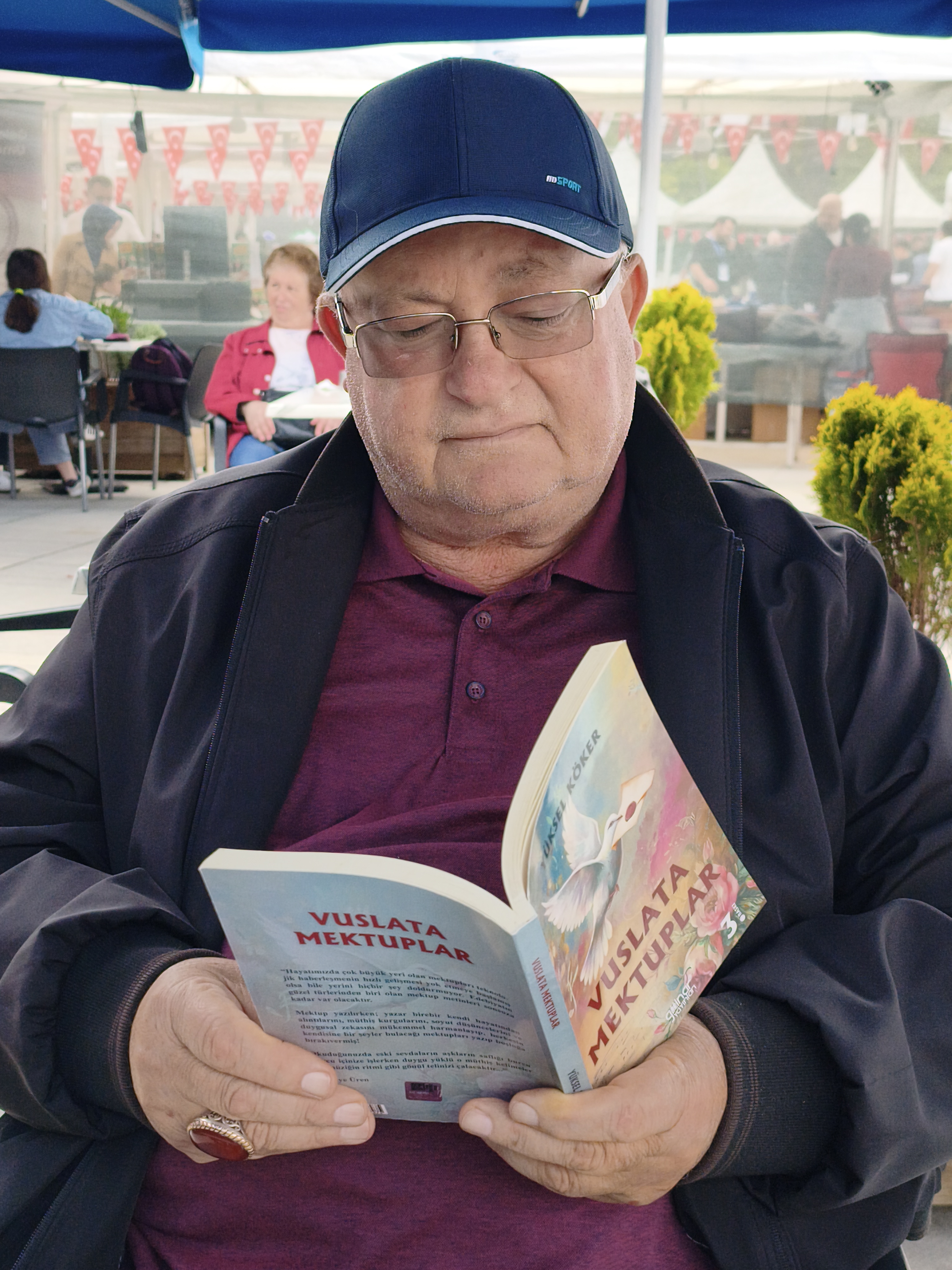 Afyonkarahisar Halkı Kitap Okumak İçin Meydanı Kullandı