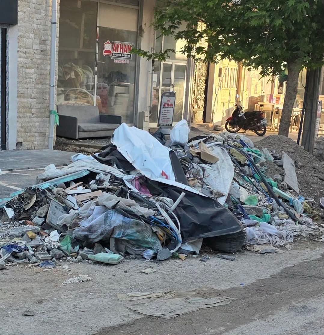 Adıyaman'da İnşaat Molozları Tepki Çekiyor