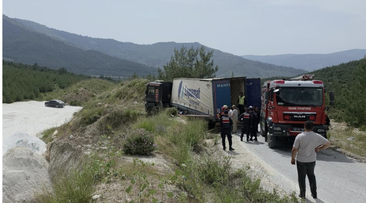 Tire'de TIR Devrildi: Sürücü Hayatını Kaybetti