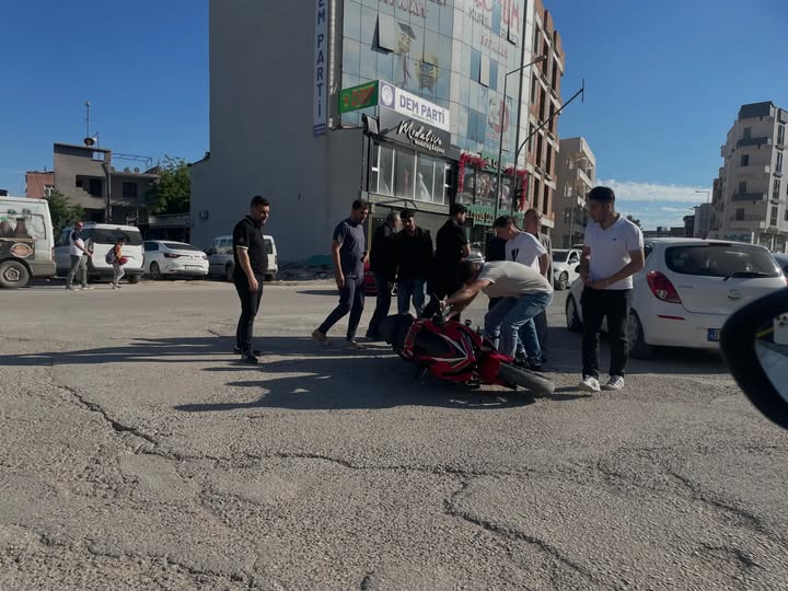 Adıyaman'da Otomobil ve Motosiklet Çarpıştı