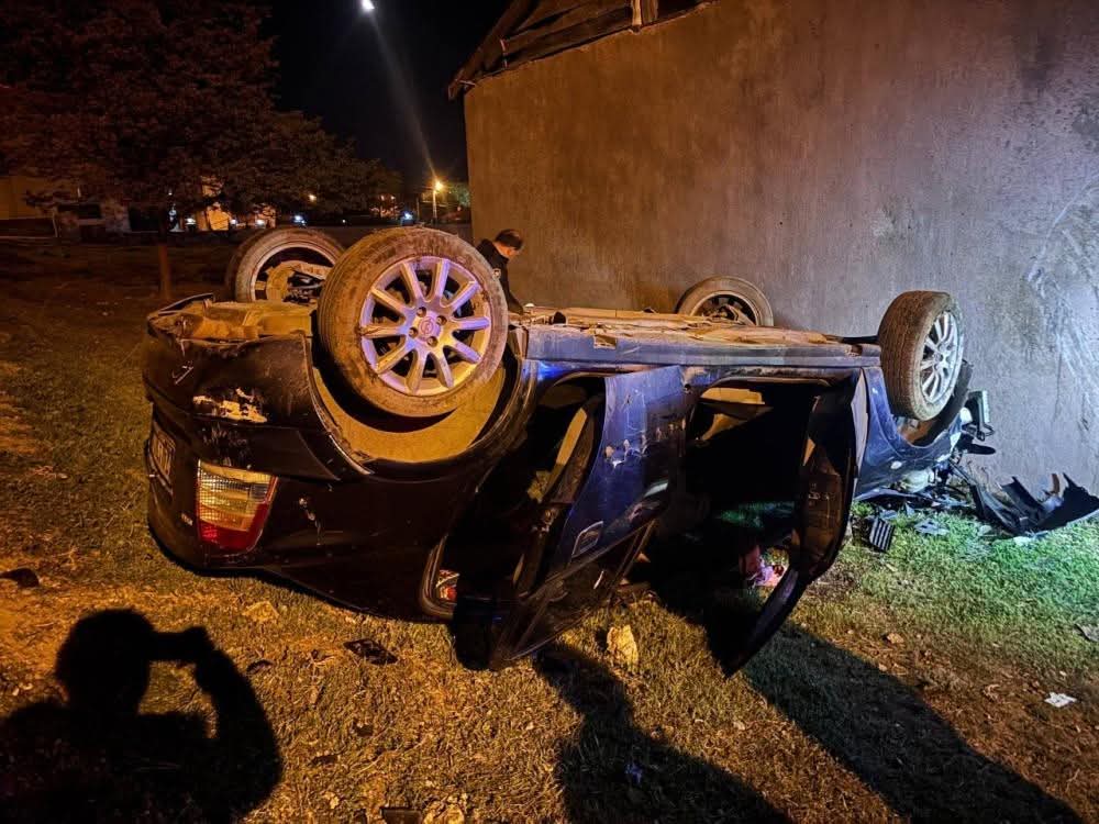 Erzincan'da Ev Bahçesine Devrilen Otomobilde 2 Yaralı