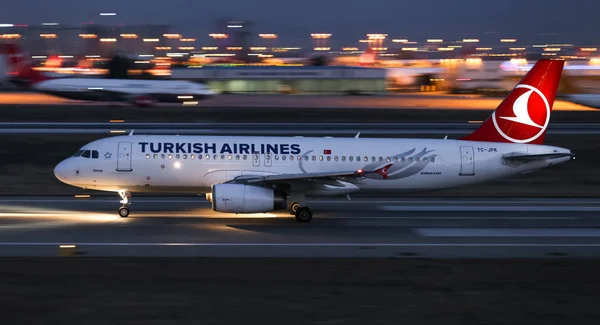 THY Uçağında Duman Paniği: Yolcular Tahliye Edildi
