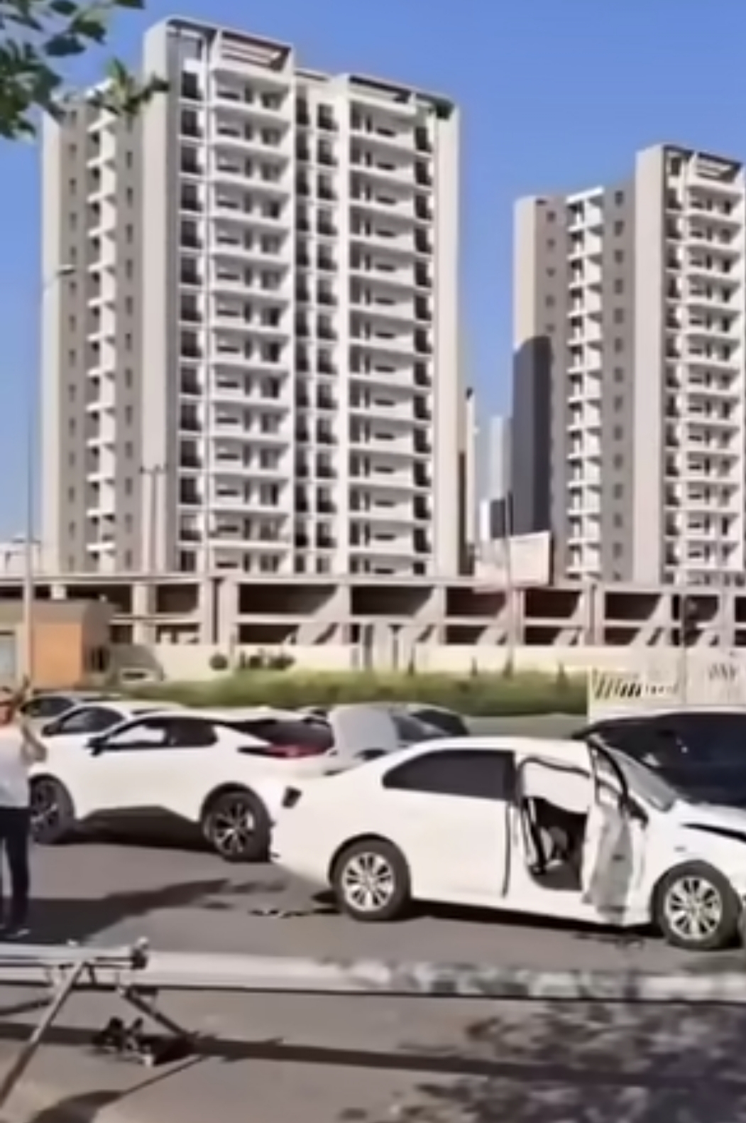Diyarbakır'da Kırmızı Işıkta Bekleyen Otomobile Minibüs Çarptı