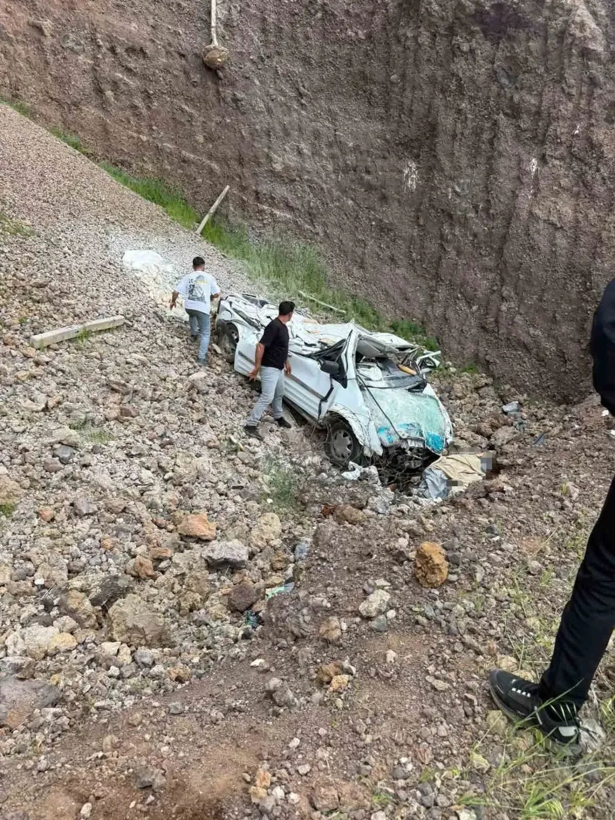 Siverek'te Kamyonet Uçuruma Yuvarlandı: 1 Ölü