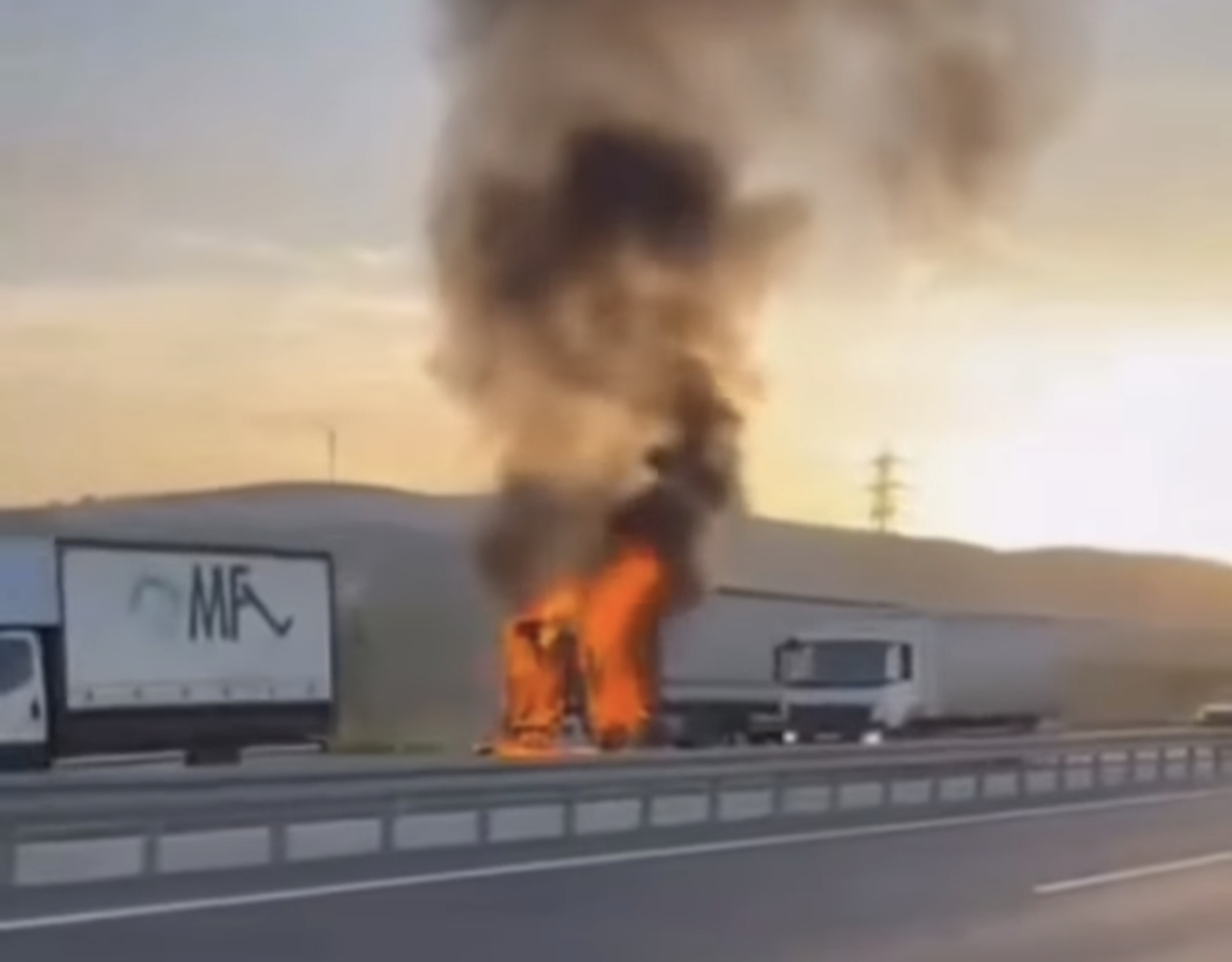 Çatalca Çevre Yolu'nda TIR Yangını Sürücü Kurtuldu