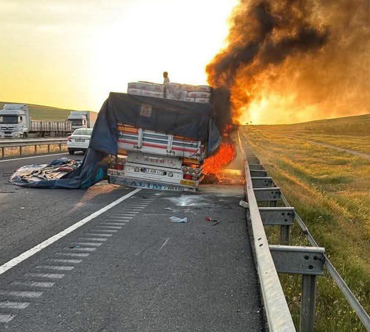 Viranşehir Yolunda Un Yüklü Tır Alev Aldı
