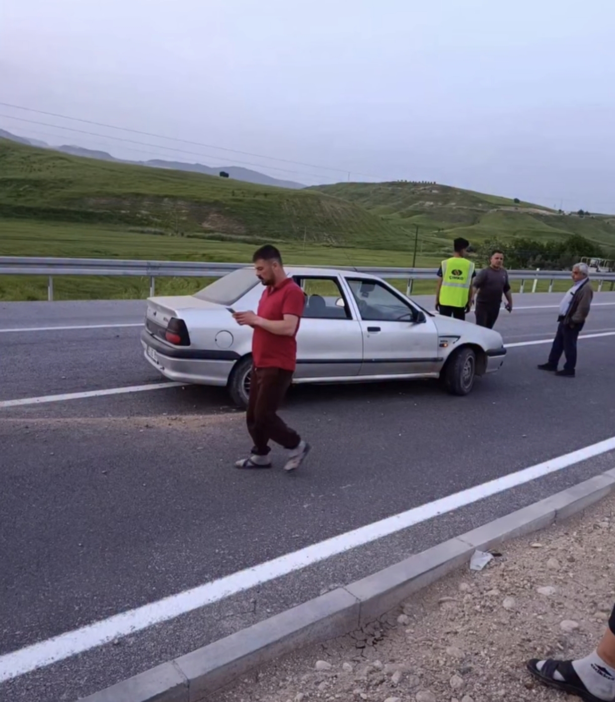 Adıyaman Kahta Yolunda Refüje Çarpan Araç Karşı Şeride Geçti