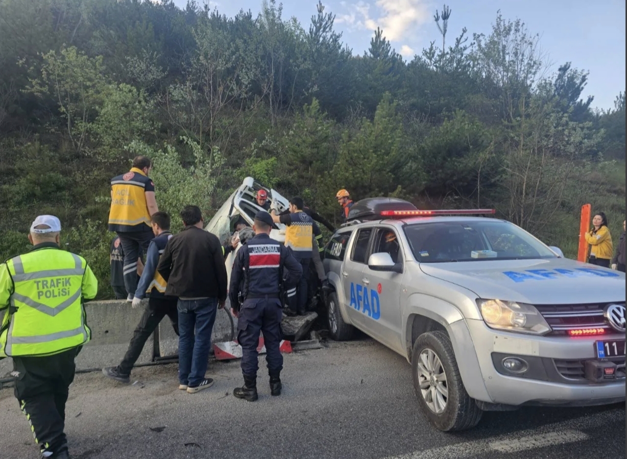 Bilecik'te Kamyonet Takla Attı Yaralı Var