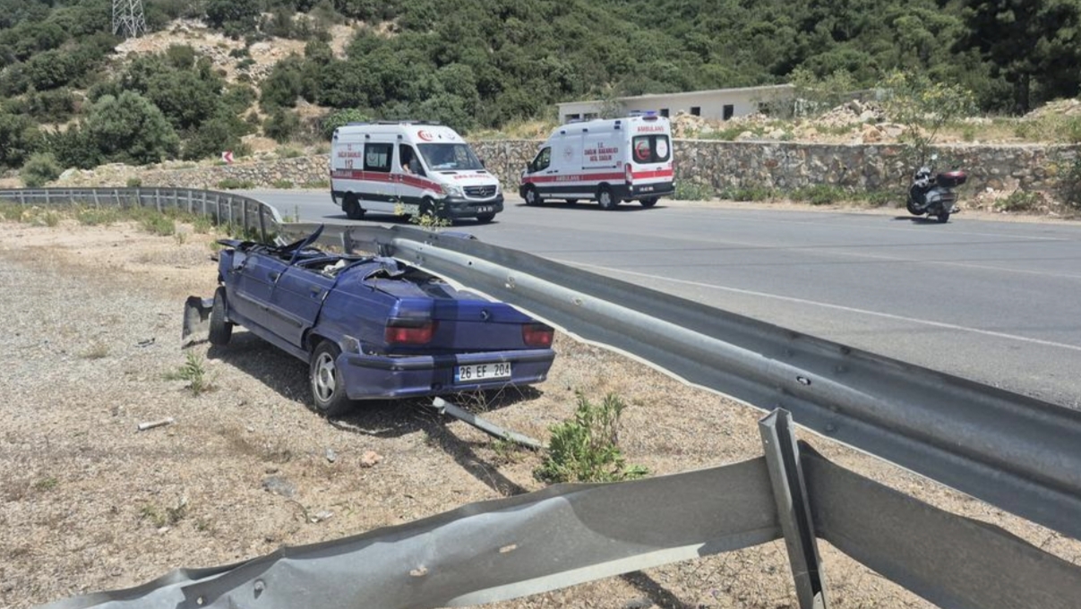 Bodrum'da Virajı Alamayan Araç Bariyerlere Girdi