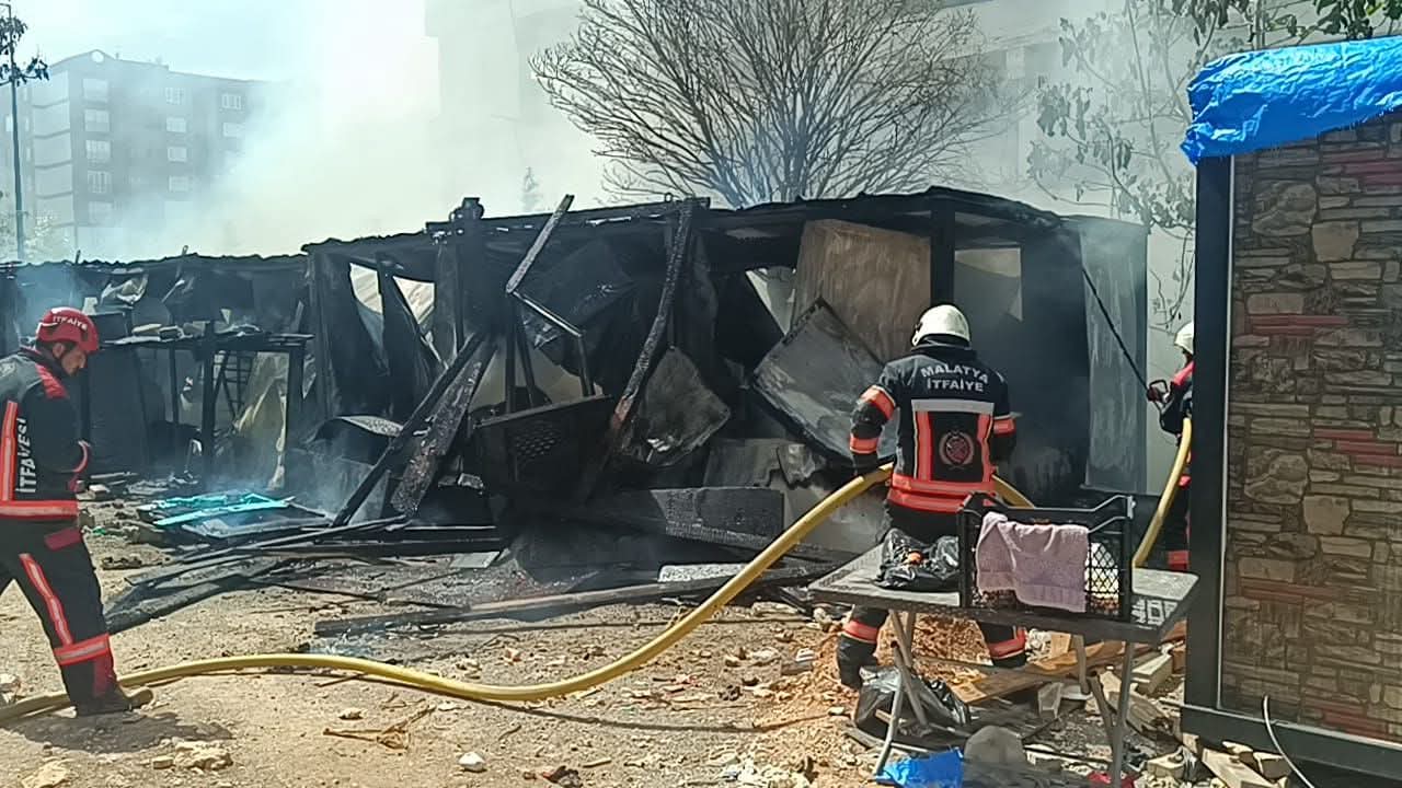 Malatya'da Şantiyede Yangın: Konteynerler Kül Oldu