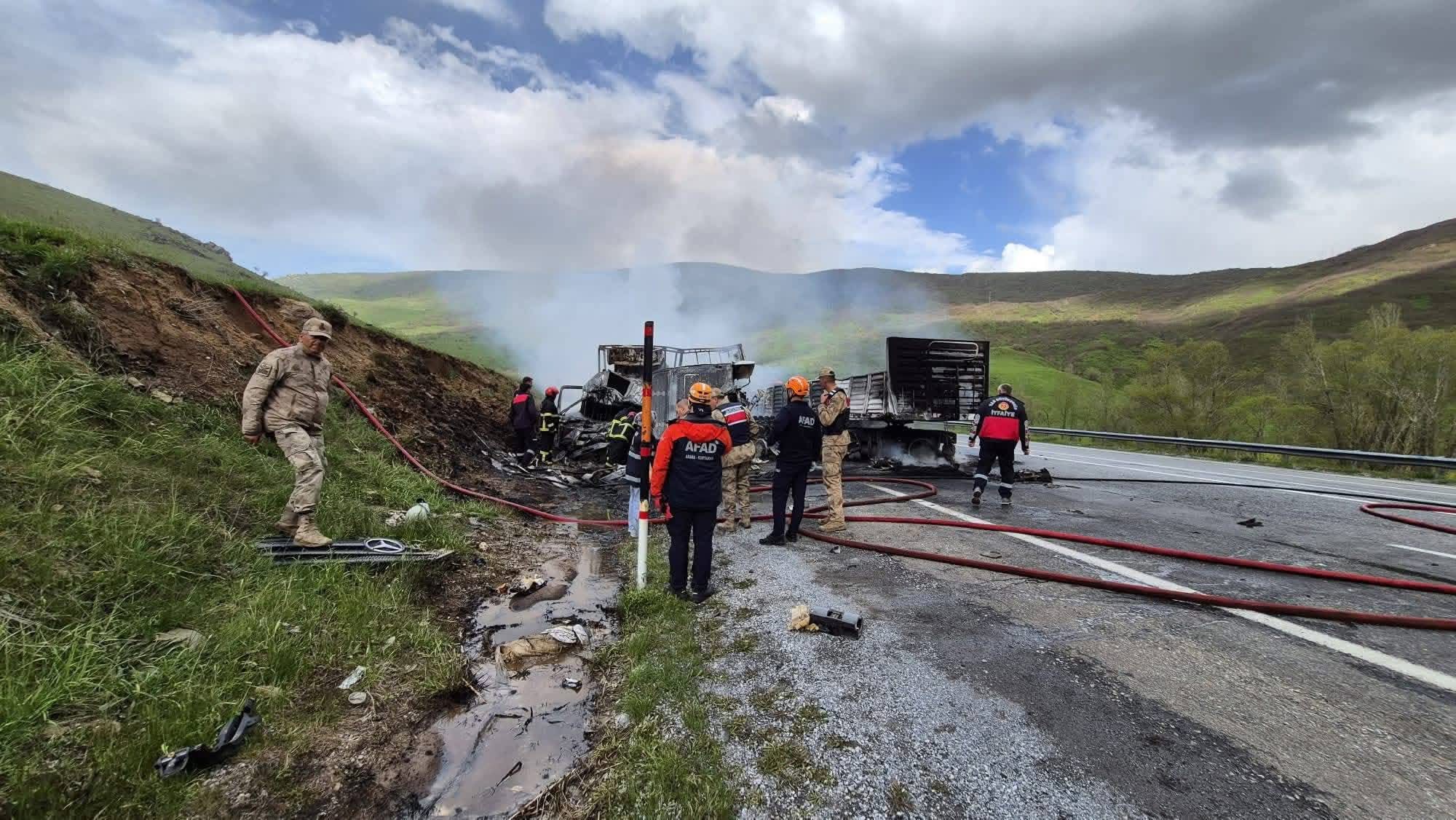 Bitlis'te Feci Kazada İki Sürücü Hayatını Kaybetti