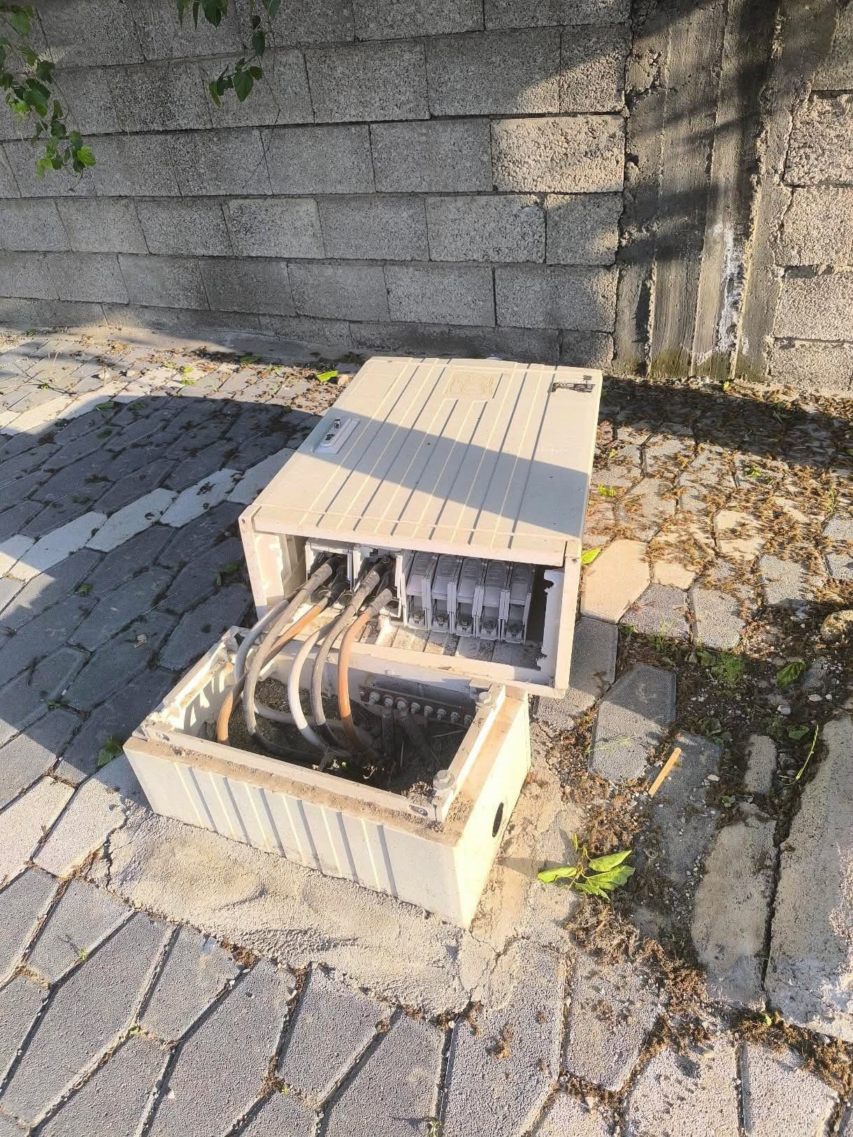 Kahta'da Devrilen Elektrik Panosu Tehlike Saçıyor