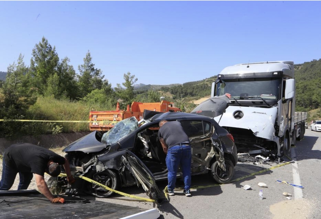 Antalya-Isparta Yolunda Feci Kaza: 2 Ölü, 1 Yaralı