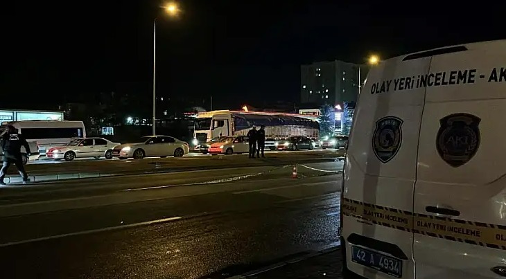 Konya'da Karşıya Geçen Kadına Çarptı Kaçtı