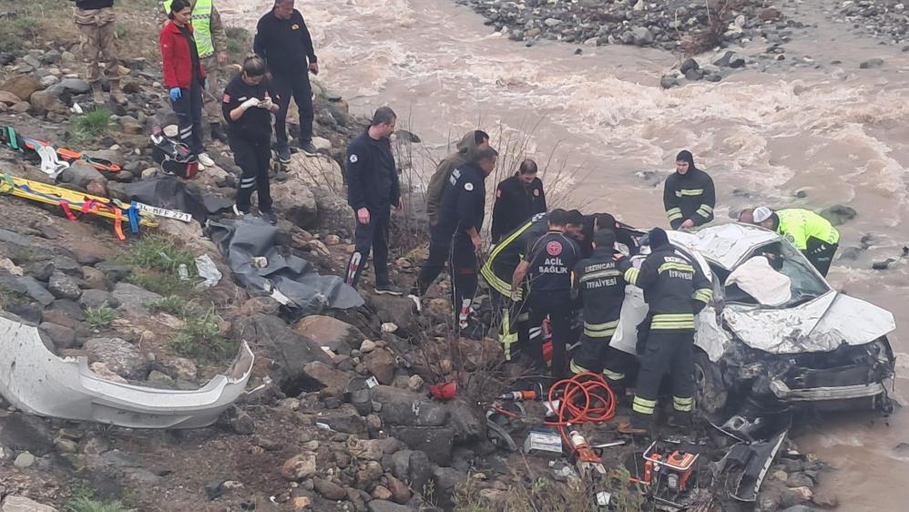Erzincan'da Dereye Uçan Otomobilde 2 Ölü
