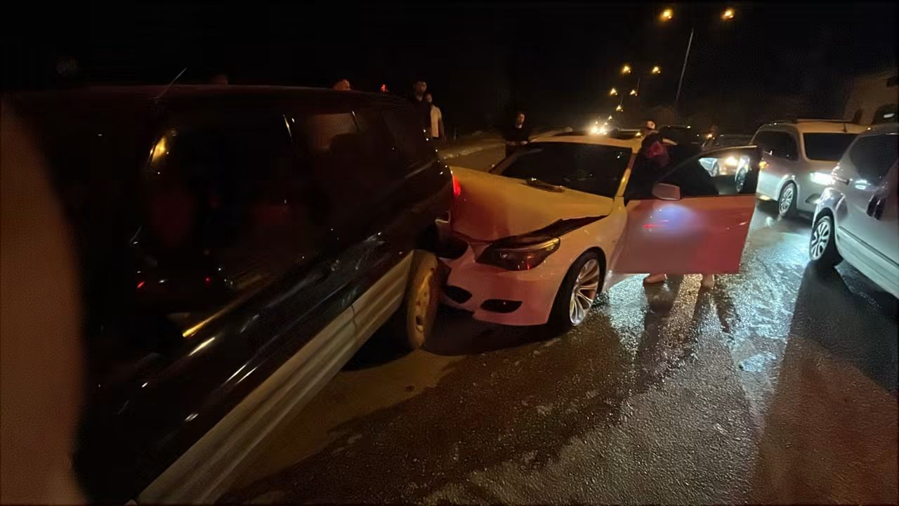 Altınşehir Kavşağında İki Otomobil Çarpıştı