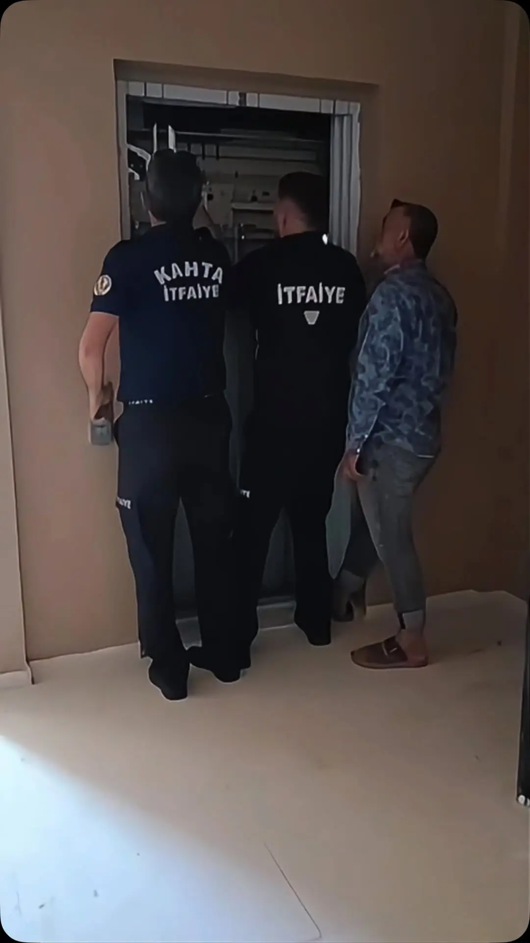 YKS Sınavına Giden Gençler Asansörde Mahsur Kaldı, İtfaiye Ekipleri Devreye Girdi