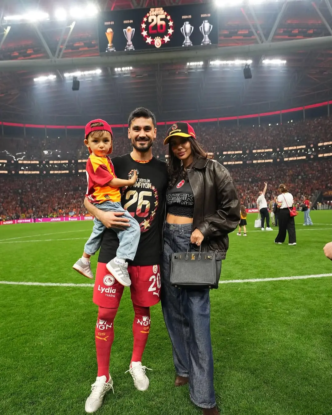 Galatasaray Mutluluğuyla Dolu! 💛❤️ ŞampiyonGalatasaray