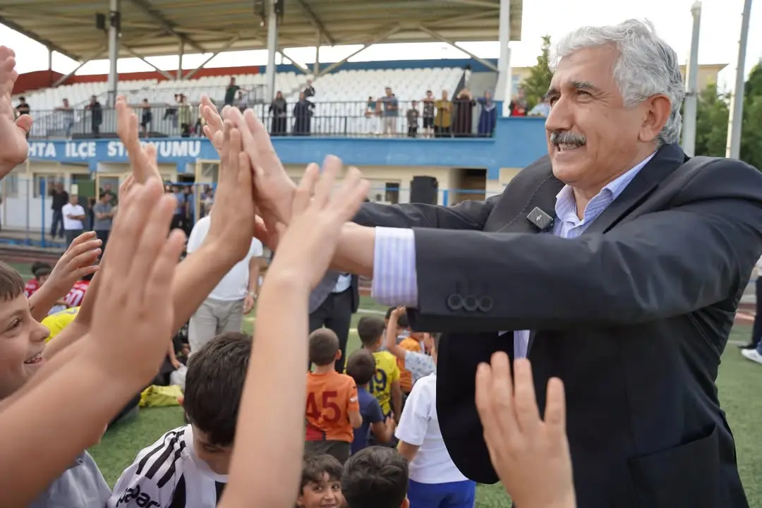Kahta Belediyesi Yaz Spor Okulları Öğrencilerine Forma Desteği Sağlıyor