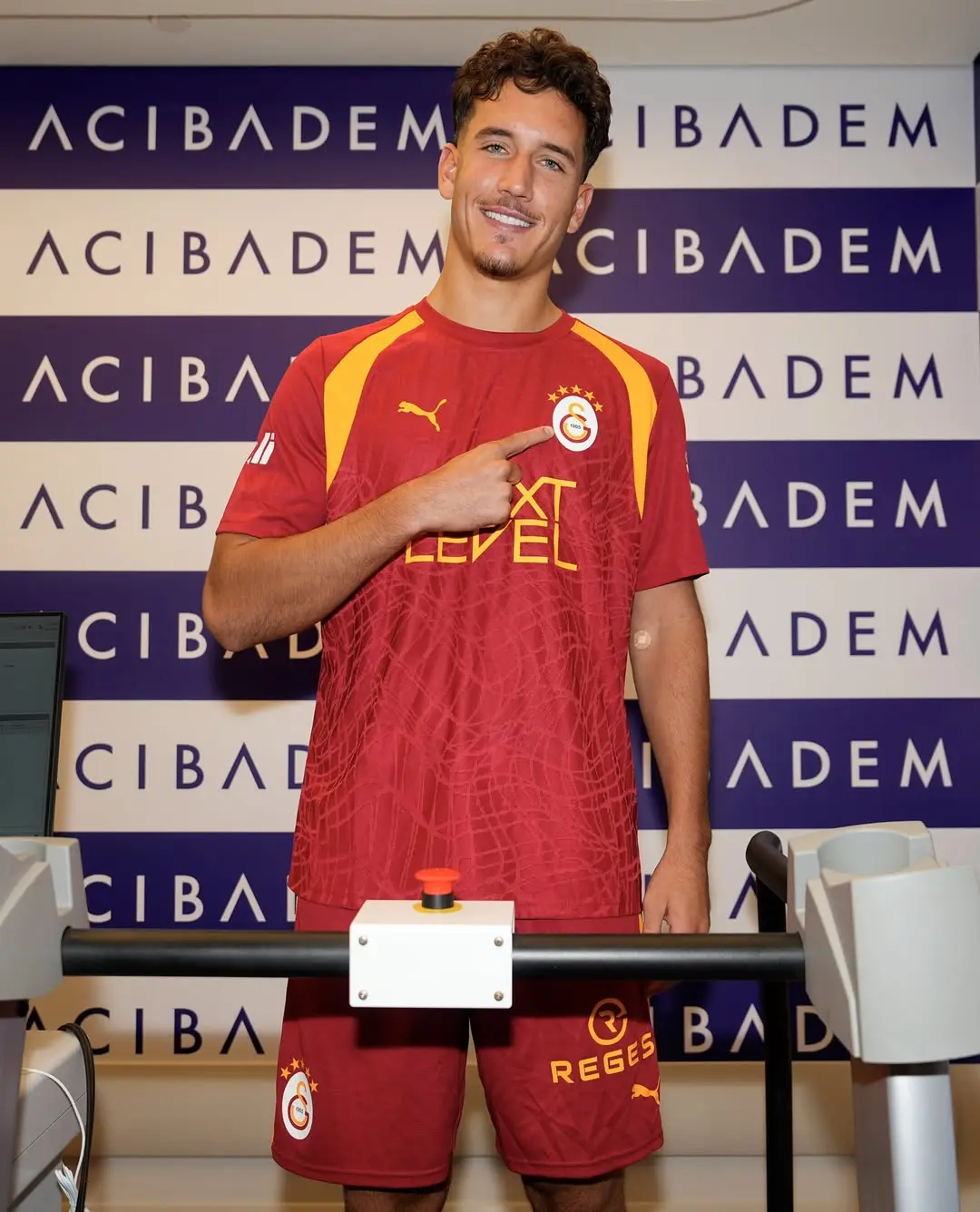 Galatasaray Spor Kulübü'nün Yeni Transferi Deniz Gül, Acıbadem Sağlık Maslak Hastanesi'nde Sağlık Kontrolünden Geçti