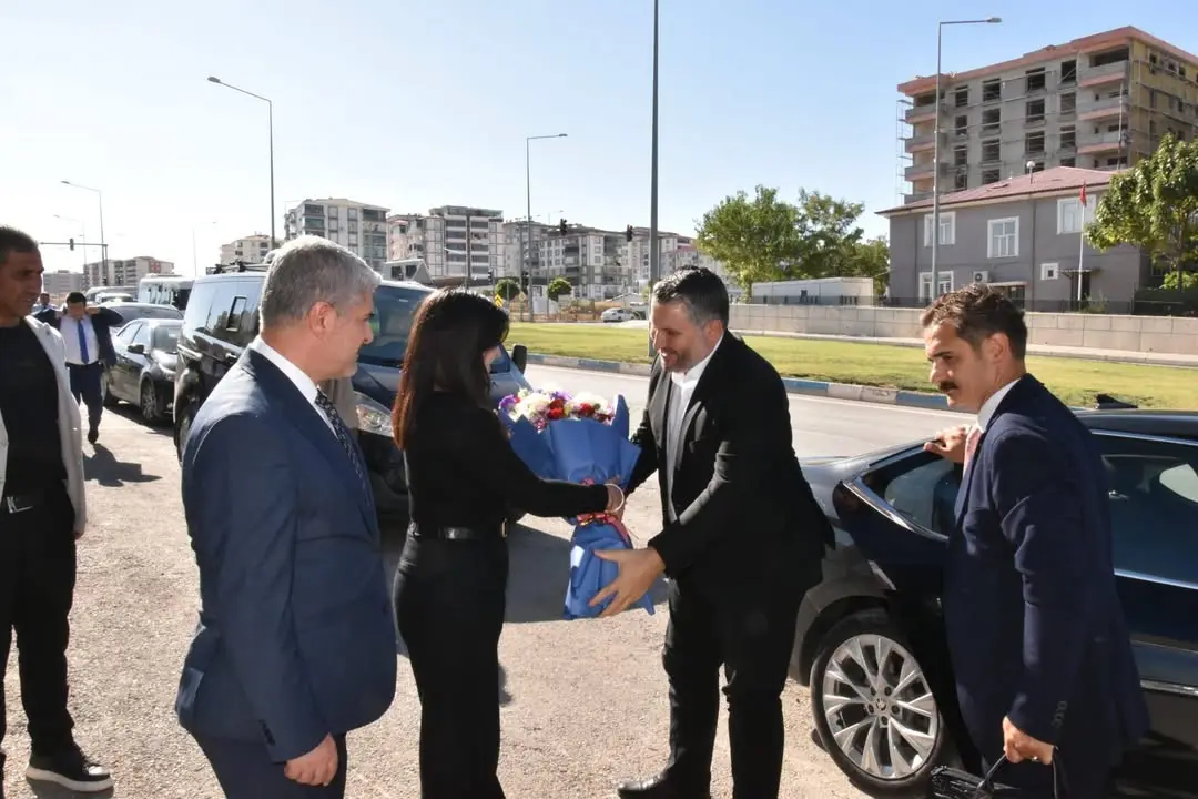 Besni Belediyesi'nden Sanayi ve Teknoloji Bakan Yardımcısına Ziyaret