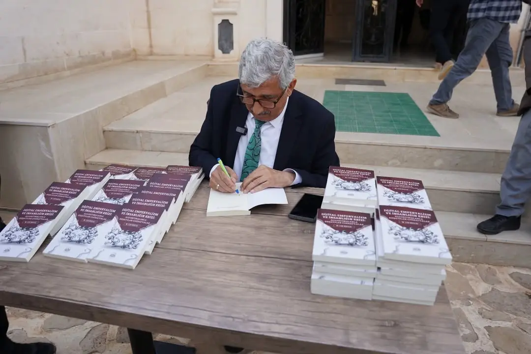 Kahta Belediyesi Başkanı Mehmet Can Hallaç'ın İlk Kitabı İçin İmza Günü Düzenledi