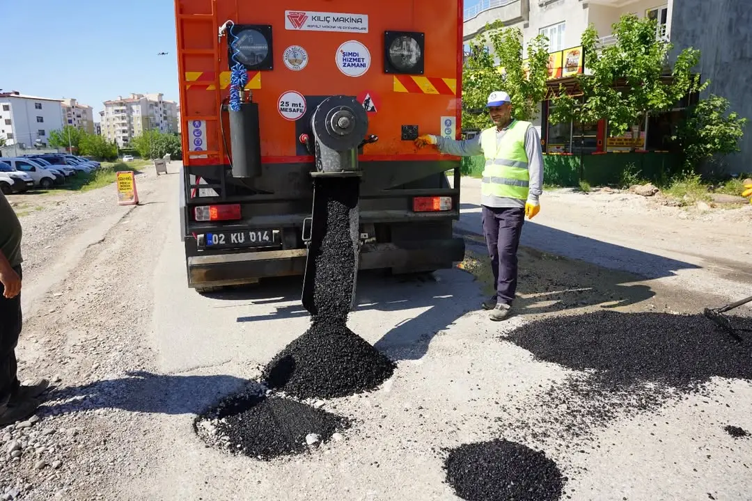 Kahta Belediyesi'nin Yeni Asfalt Yama Robotu Yatırımı