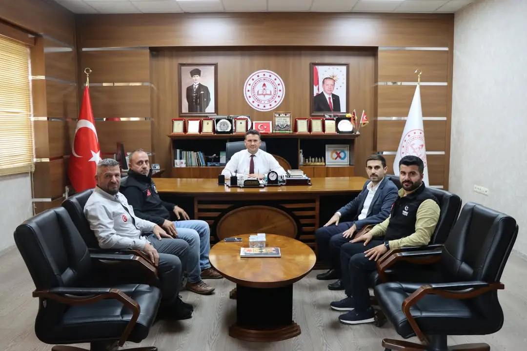 Hayrat Vakfı Kahta Temsilcisi Yusuf Şahin, İlçe Millî Eğitim Müdürü Sn. Lütfü Başli'yi Ziyaret Etti
