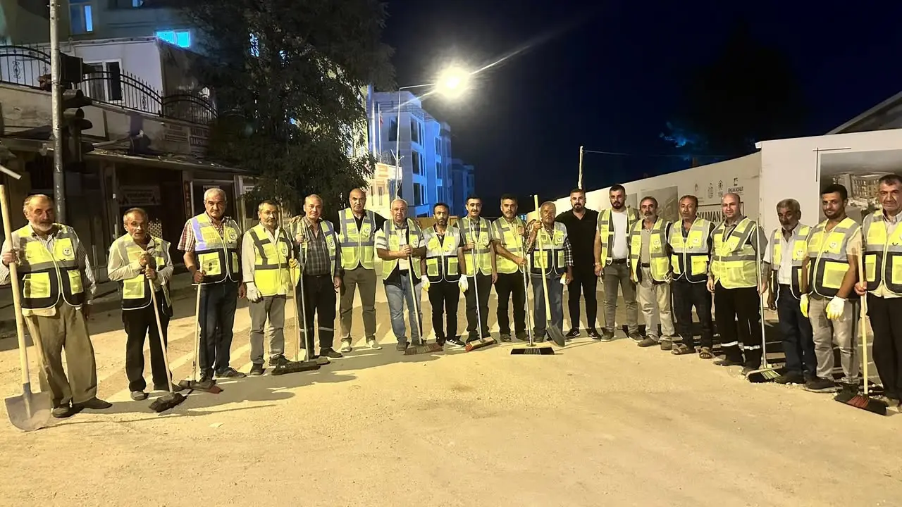 Besni Belediyesi Eğitim Bayramı Temizlik Hazırlıklarını Sürdürüyor