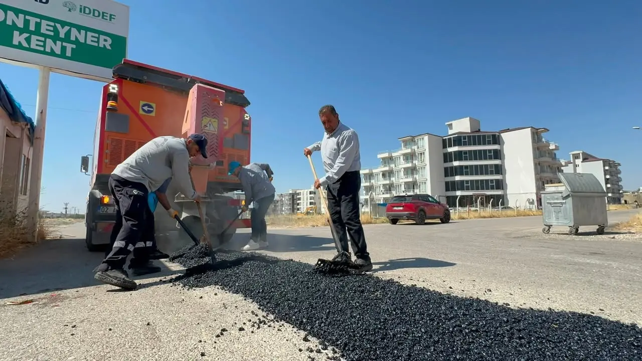 Adıyaman Belediyesi Fen İşleri Müdürlüğü Yaşam Caddesi'ni Onarıyor