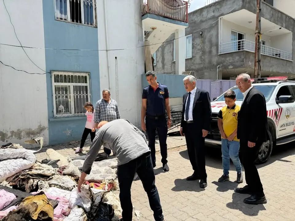 Kahta Belediyesi Başkanı Mehmet Can Hallaç, Yangın Mağduru Aileyi Ziyaret Etti