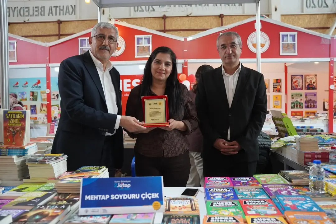 Kâhta Belediyesi tarafından düzenlenen 2. Kitap Günleri’nde Yazarlara Plaket Takdimi
