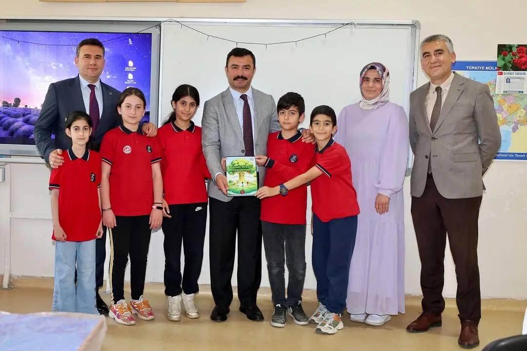 Kahta Kaymakamlığı'ndan 'Masal Diyarı Yeşeriyor' Projesi Kapsamında Kitap Takdimi