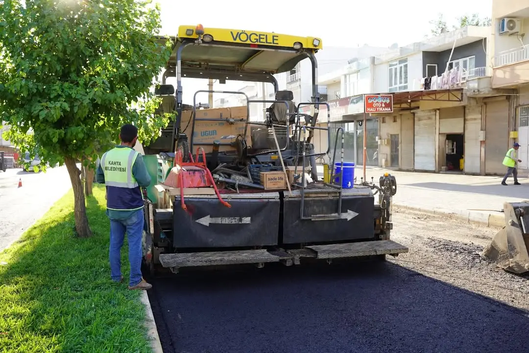 Kahta Belediyesi Baraj Yolu'nda Sıcak Asfalt Çalışmalarına Devam Ediyor