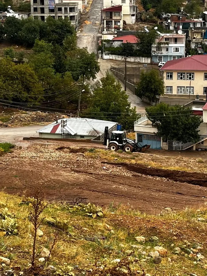 Besni Belediyesi'nin Sağanak Yağış Sonrası Temizlik Çalışmaları