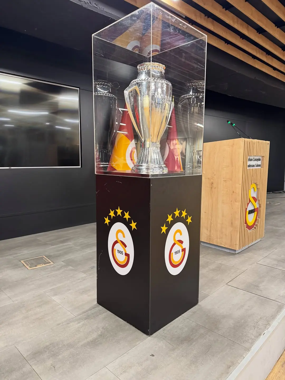 Galatasaray Spor Kulübü'nün Kupa Sergileme Geleneği Devam Ediyor