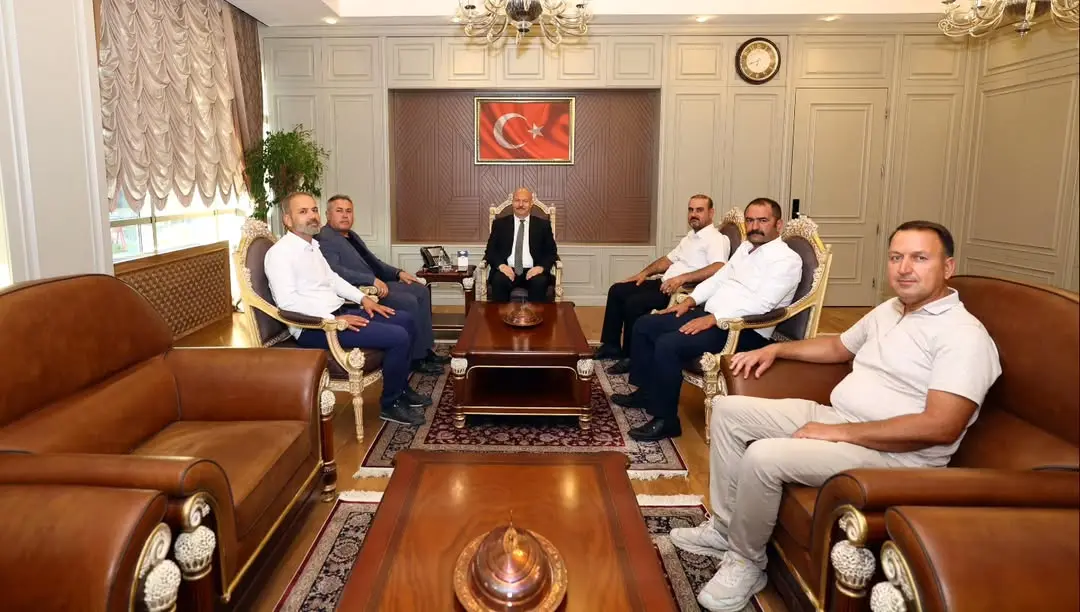 Adıyaman Valiliği'nden Önemli Ziyaret: Vali Abdullah Küçük, Ulaştırma Hizmetleri Esnaf Odası Başkanı Turabi Bayır ve Yönetimini Kabul Etti