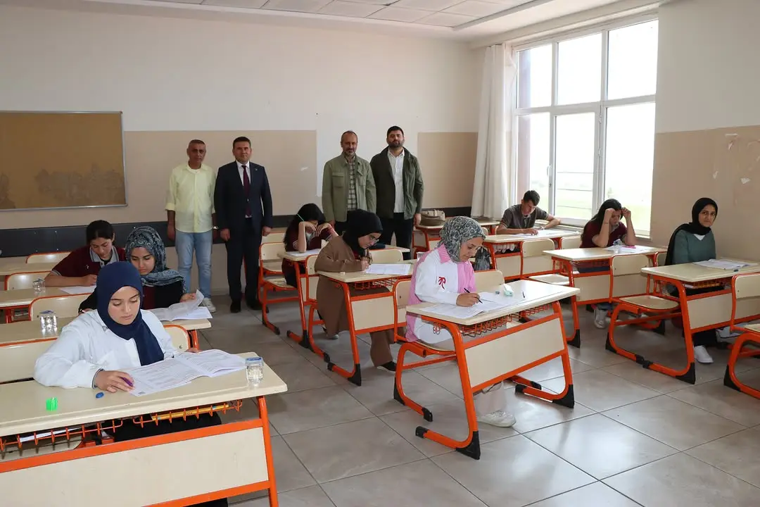 İlçe Millî Eğitim Müdürü ve Şube Müdürü, Narince Çok Programlı Anadolu Lisesi'ndeki Öğrencileri Ziyaret Etti