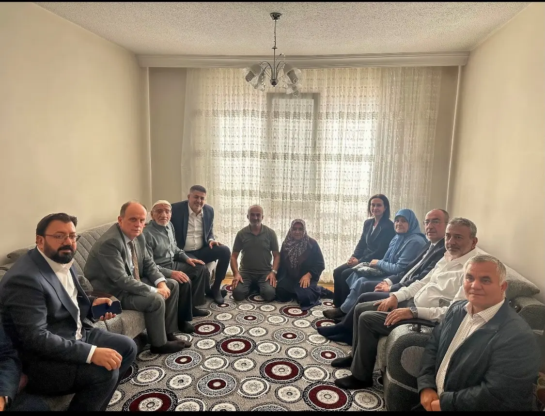 AK Parti Teşkilatı Konya Meram'da 96 Yaşındaki Üyeyi Ziyaret Etti