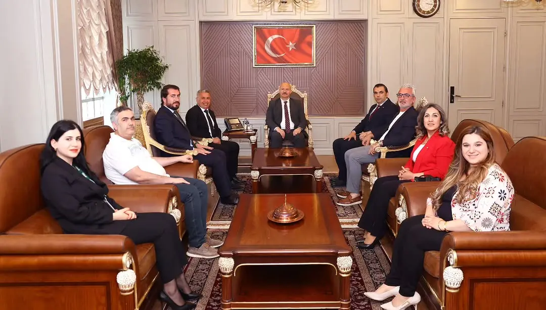 Türkiye Yeşilay Derneği Adıyaman Şube Başkanı Vali Abdullah Küçük'ü Ziyaret Etti