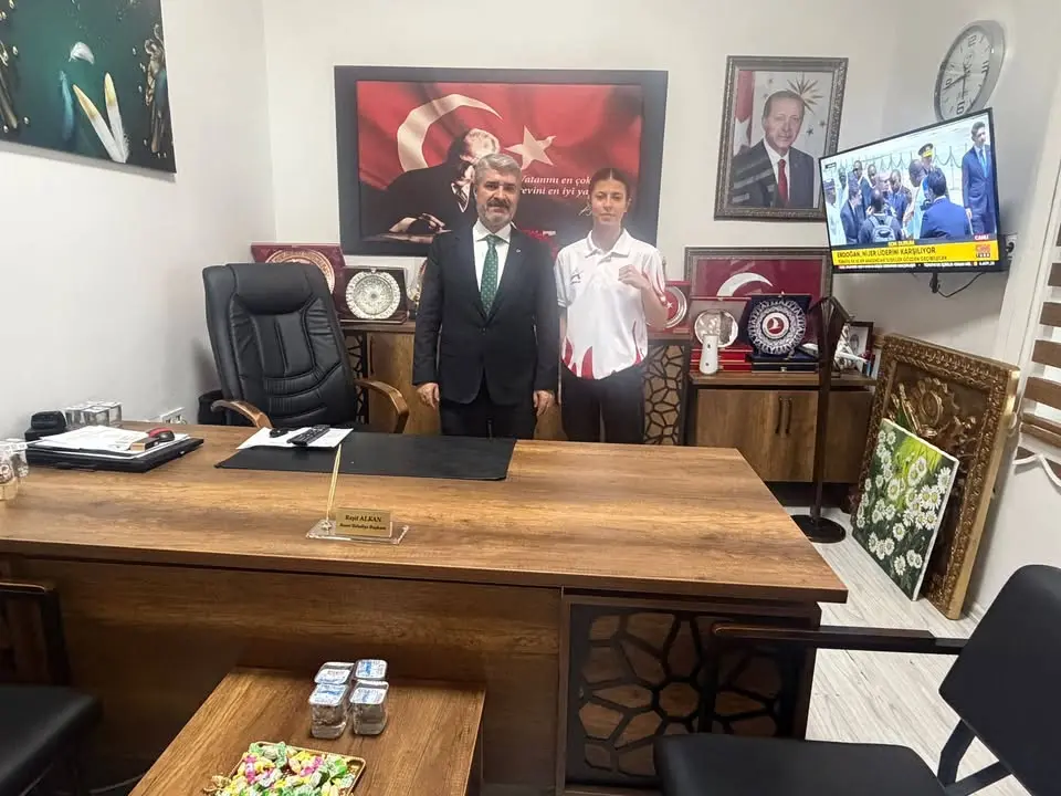 Milli Sporcu Berfin Polat, Besni Belediyesi Başkanı Reşit Alkan'ı Ziyaret Etti