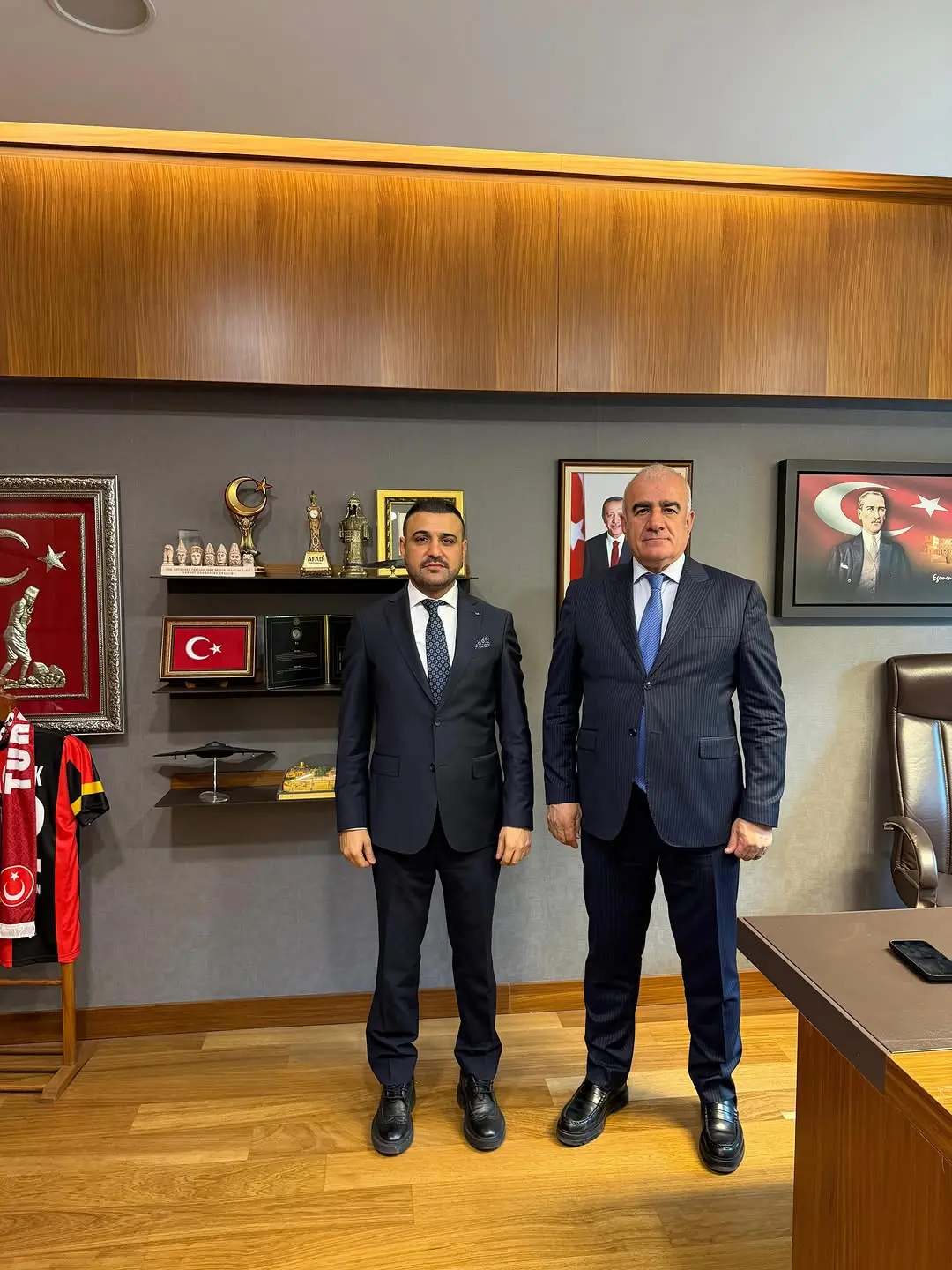 TBMM Üyesi Hüseyin Özhan, Diyarbakır'dan Gelen Ziyaretçi Emrah Keser ile Buluştu