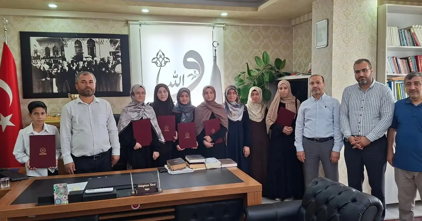 Kahta Müftülüğü'nden Hafızlık Belgelerini Alan Öğrencilere Teşekkür