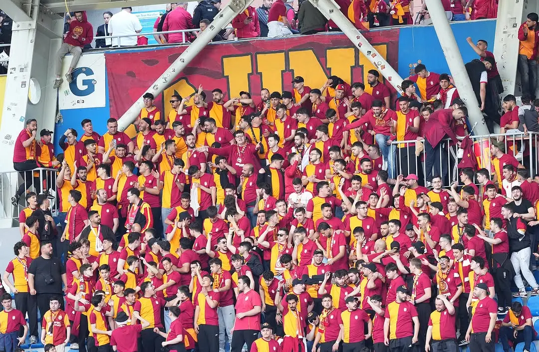 Galatasaray Taraftarı Takımını NextLevel'a Taşımak İçin Tribünde
