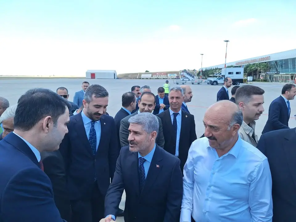 Besni Belediyesi, Adıyaman Havalimanı'nda Bakan Murat Kurum'u Karşıladı