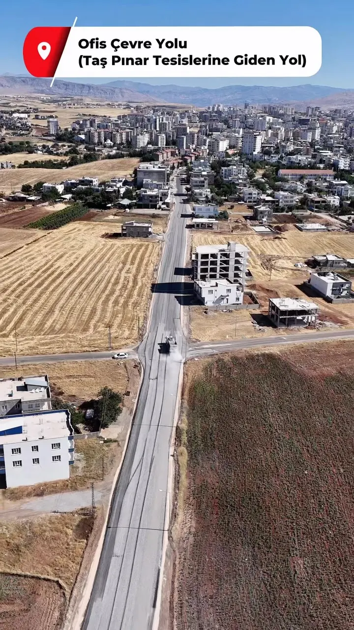 Kahta Belediyesi Ofis Çevre Yolu'nda Sathi Kaplama Asfalt Çalışmalarına Başladı