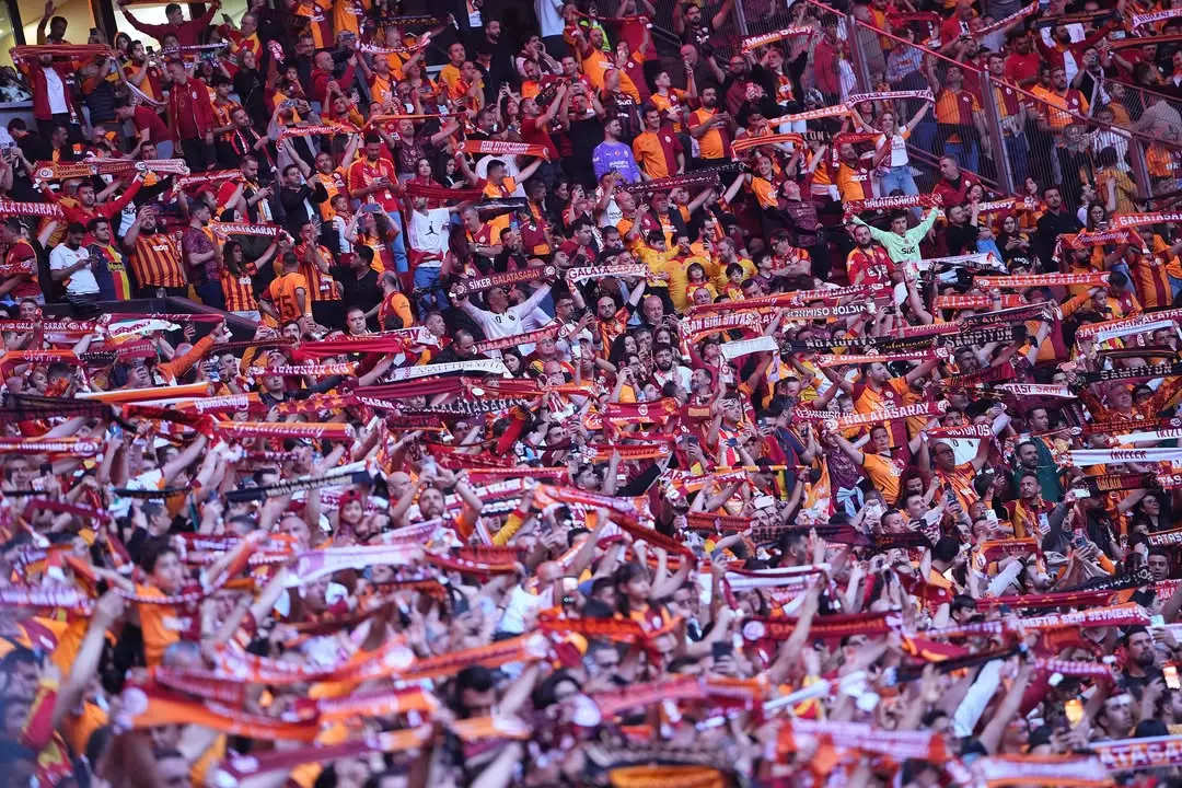 Galatasaray Şampiyon Ailesine Günaydın Mesajı Verdi