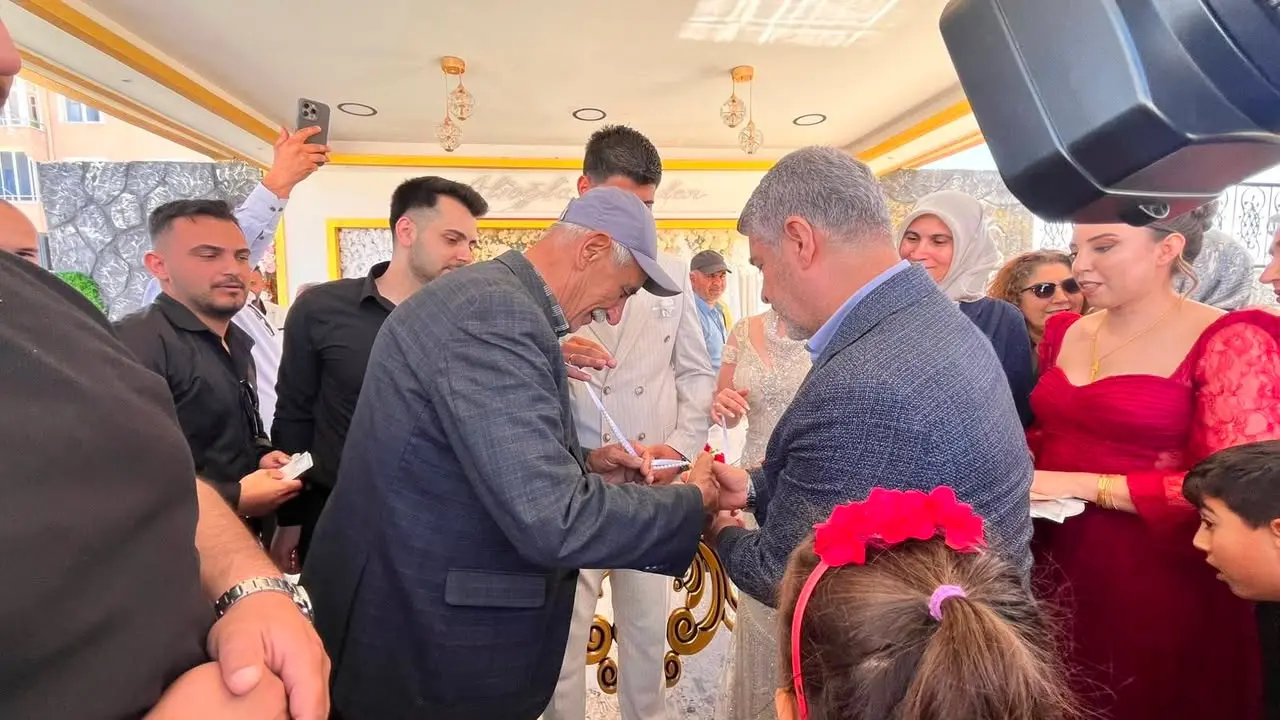 Besni Belediye Başkanı Reşit Alkan, Rabia ve Selçuk'un Nişan Törenine Katıldı