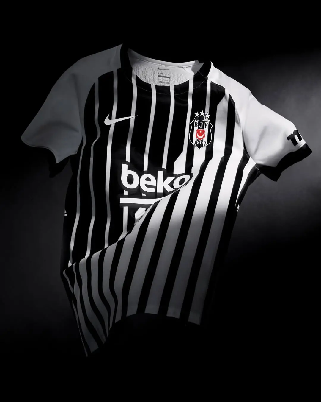 Beşiktaş JK Resmi Instagram Hesabı'ndan Yeni Ürün Lansmanı: Diyagonal 🖤🤍