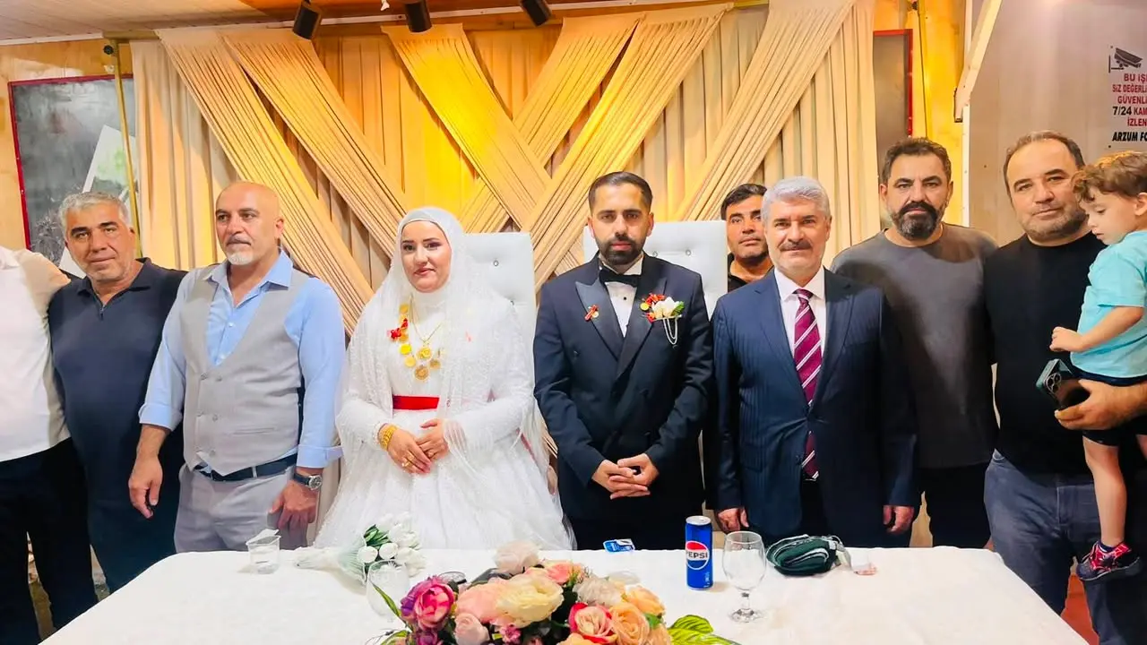 Besni Belediyesi'nden Zeynep ve Ali Çiftine Düğün Kutlaması